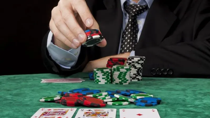 Những người chơi yếu sẽ hay call thường xuyên trong các ván bài poker