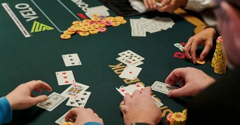 Loại bỏ các đối thủ muốn tấn công fish trong poker sẽ giúp đảm bảo lợi ích cho bạn